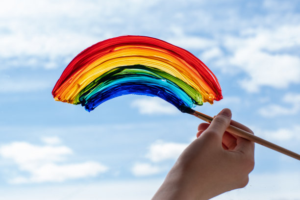 近距离用手笔画出一道彩虹映在窗前的天空，云朵，结束检疫，自我隔离图片下载