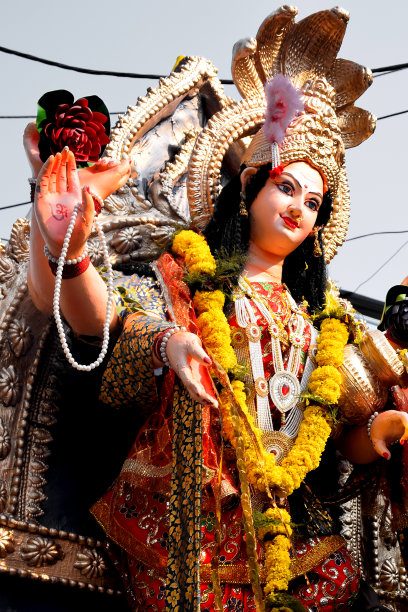 印度女神杜尔迦的雕塑，杜尔迦女神神像与装饰品在近的侧面脸的观点图片下载