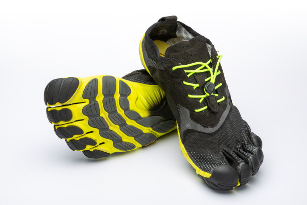 光脚的鞋子图片下载