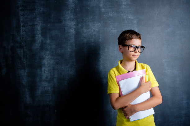 背景是一个男生图片下载