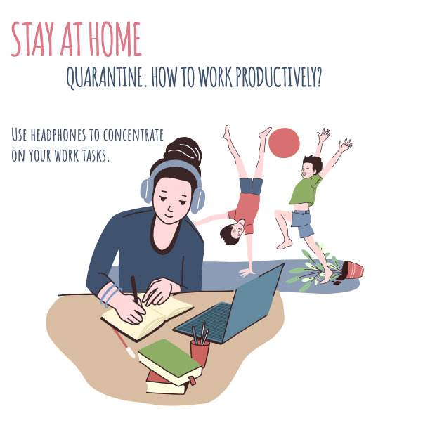 妇女在家工作，孩子们在后面玩耍图片下载