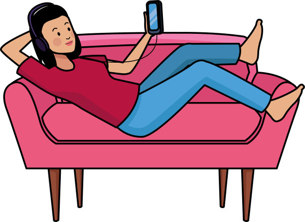 年轻女子在沙发上使用智能手机图片下载