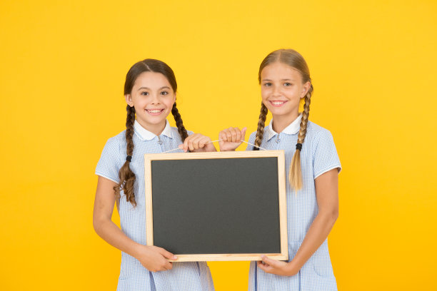 新鲜学校信息拷贝空间。学校新闻。真正的信息。小女孩拿着书写面黄色的背景。儿童和书写信息的黑板。信息留言板图片下载