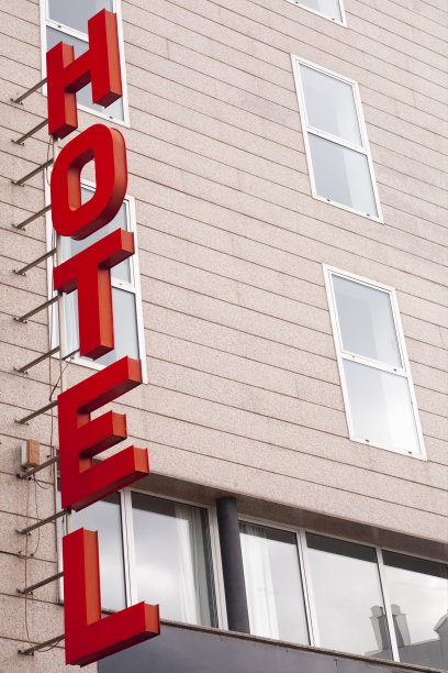 酒店红色标识和立面细节。图片下载
