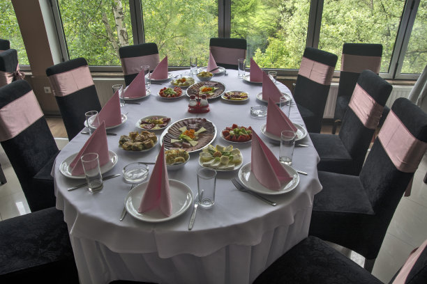 桌上摆着干肉制品图片下载