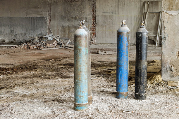 废弃工业区的金属氧气瓶。重建工作。图片下载