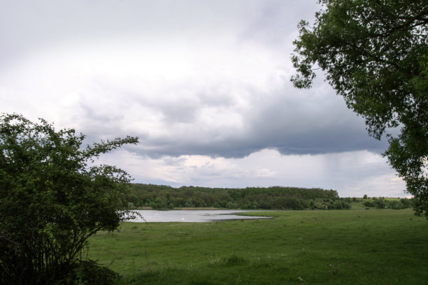 夏天高原上的一条美丽的河流。湖在一个生态干净的公园保护区，在山的背景。春天的美景。设计素材照片图片下载