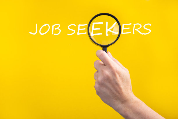 求职者。手拿放大镜盯着字图片下载