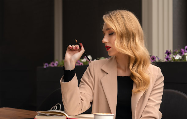 年轻漂亮女人在咖啡馆喝咖啡写日记图片下载