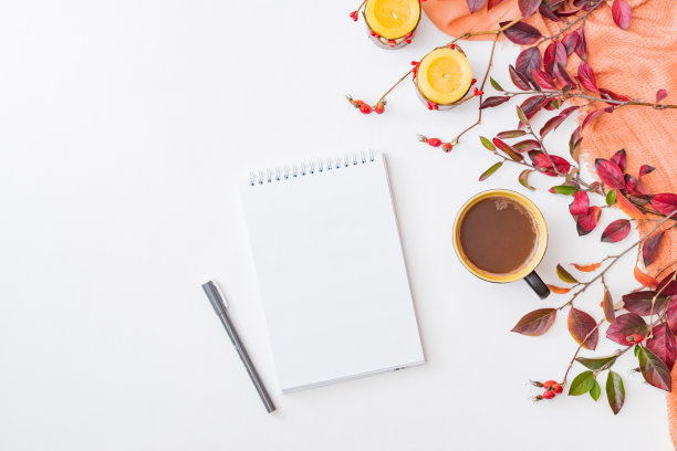 Mockup白色笔记本和彩色秋叶，围巾和一杯咖啡在白色的背景图片下载