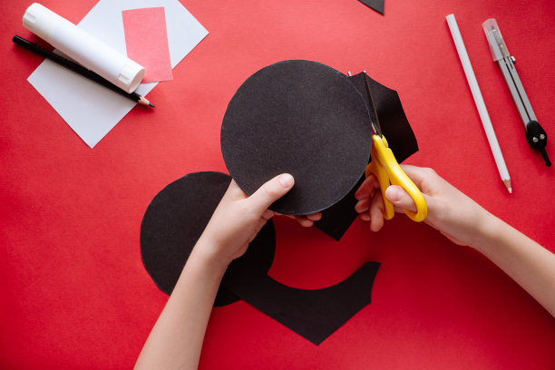 如何在家里用纸做蝙蝠。手工制作纸工艺品。一步一步的照片说明。步骤2。剪两个圆。儿童DIY艺术项目图片下载