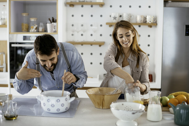 厨房里的年轻情侣照片图片下载