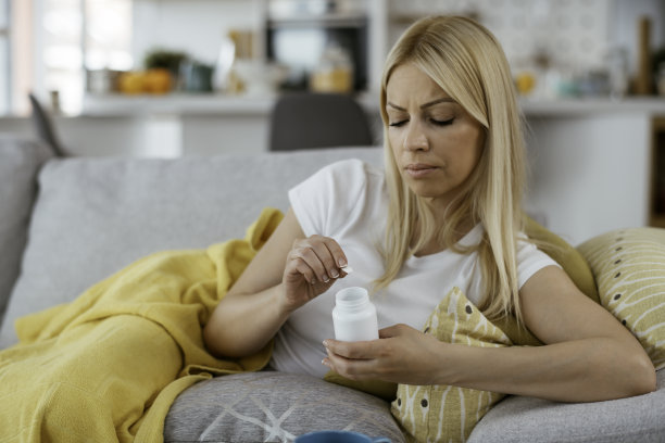 女人的手在肚子上痛苦的股票照片图片下载