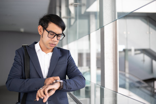 亚洲商人看时间，早上去上班。图片下载