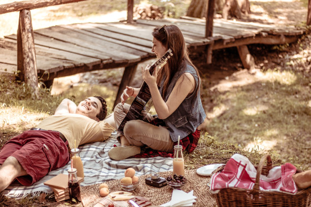 与朋友一起野餐图片下载