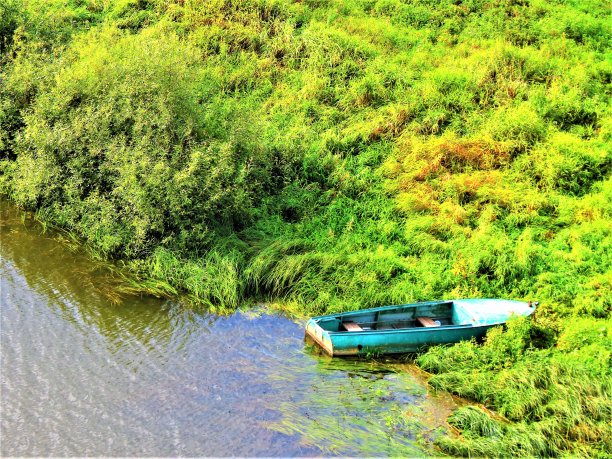 河上的小船。图片下载