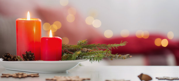 客厅白色的桌子上点着红色的蜡烛图片下载