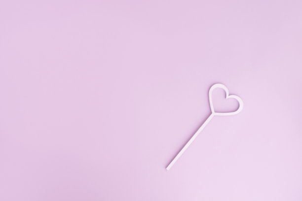木棒上的心。贺卡模板与复制空间。母亲节，情人节，生日。平躺，俯视图图片下载