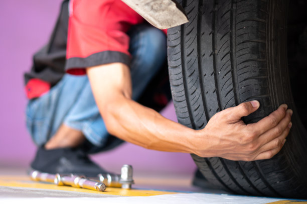 机械师用扳手给汽车换轮子。图片下载