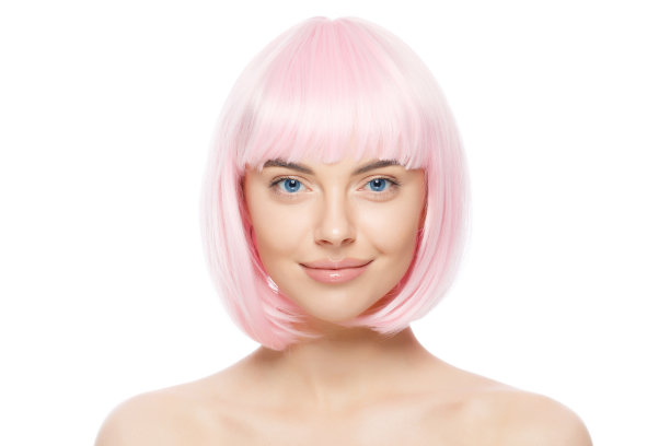 年轻美丽的蓝眼睛女人的大头照戴着粉色时髦的短假发，准备参加派对，站着赤裸的肩膀，孤立在白色的背景图片下载