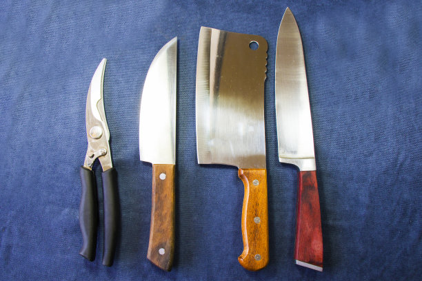 蓝色背景上的厨房刀具，用于烹饪的工具和器具。图片下载