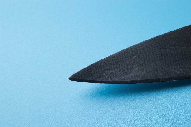 小刀特写微距照片的蓝色背景与复制空间。厨房用具的概念图片下载