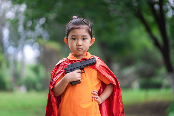 女超人玩着玩具枪图片下载
