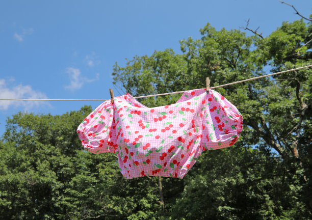 粉红色的衬衫晾在晾衣绳上。图片下载