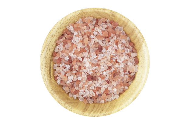 喜马拉雅岩盐在木碗中孤立图片下载