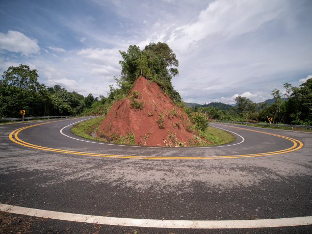山路上的急转弯。复制提供了空间。图片下载