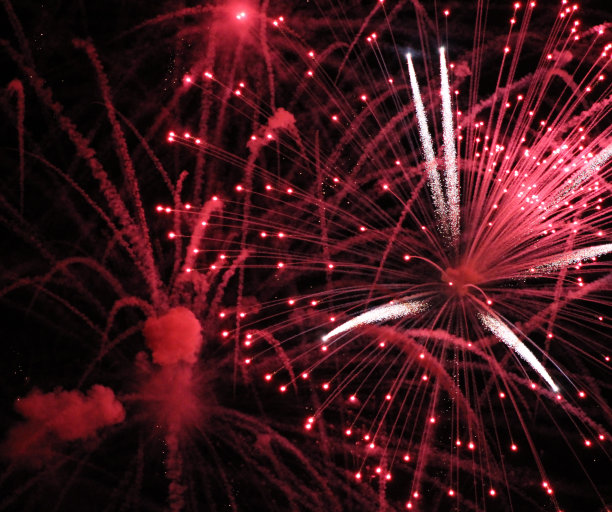 黑色天空中的红色烟花图片下载