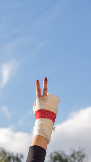 手显示V标志的石膏铸造与图案国旗图片下载