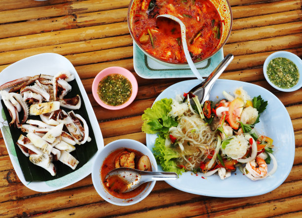 餐桌上有许多海鲜图片下载