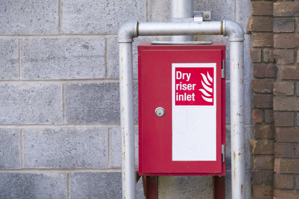 干立管红色进口箱和标志在墙上图片下载