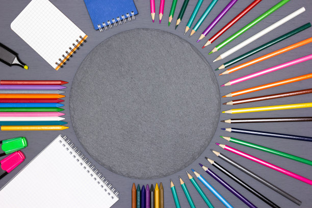 空白笔记本，毡尖笔，蜡笔与圆石板粉笔板在桌子上。创造性，绘制最小的平面模型图片下载