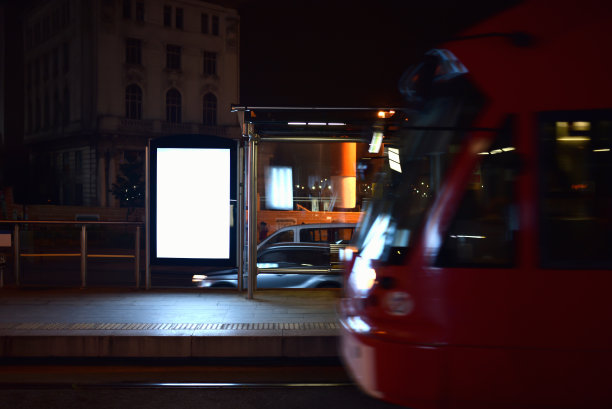 晚上的电车站图片下载