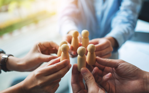 一组商业团队把木头人聚集在一起图片下载