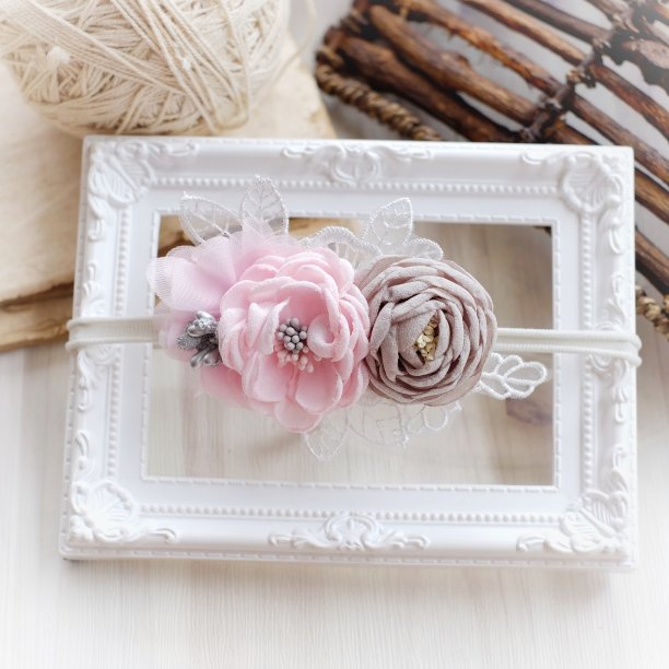 人工手工制作的花织物布料质地，可作为发饰、婴儿发带、装饰、点缀图片下载