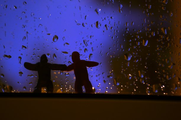 湿漉漉的窗户上有两个人的身影。图片下载