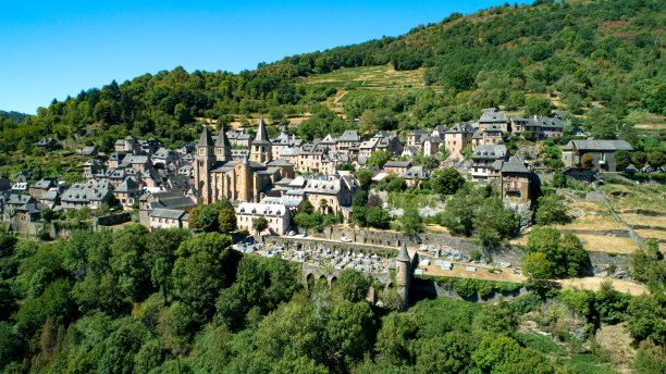 航拍的中世纪村庄征服，艾维隆，法国图片下载