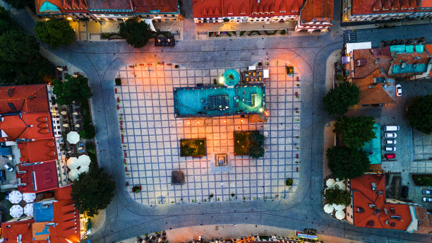 Sandomierz市场广场和哥特式市政厅。自顶向下的无人机视图图片下载