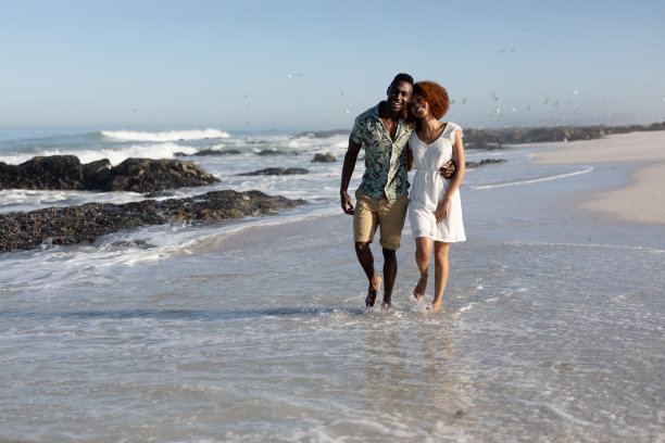 幸福的夫妇一起在海滩上度过时光图片下载