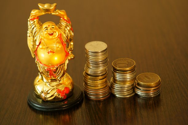 黑色背景上的硬币佛像。图片下载