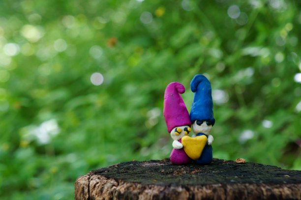 两个可爱的橡皮泥小矮人在一个自然的区域。图片下载