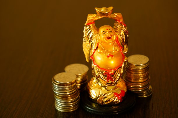 黑色背景上的硬币佛像。图片下载