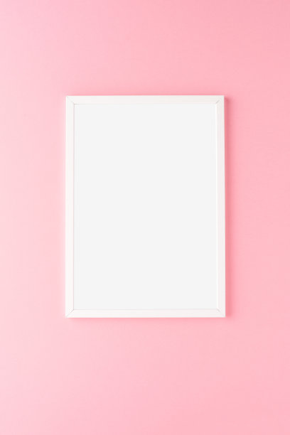 粉色墙上的空相框。模型与copyspace图片下载