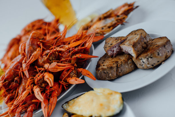 水煮小龙虾，炸金枪鱼排，炸龙虾，贻贝和啤酒节上的啤酒图片下载