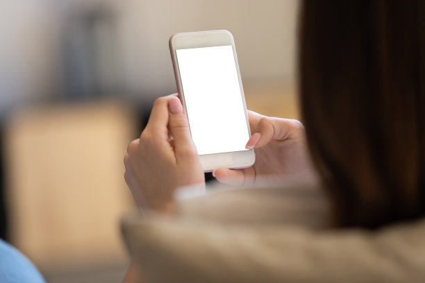 近距离的千禧女性拿着智能手机与空白屏幕图片下载