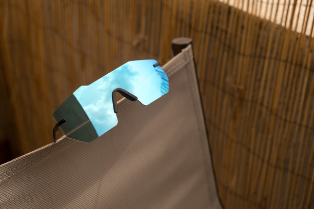 未来太阳镜模型无框与大蓝色镜头反射太阳在夏季的一天近距离。有选择性的重点图片下载