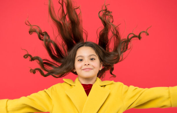 因为是你的头发。长头发的时尚。有时髦头发的小女孩。留着时髦长发的小孩。发型时髦的小女孩。小孩在发廊里。时尚的外观图片下载